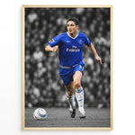 Ladda upp bild till gallerivisning, Frank Lampard im Trikot des Chelsea FC läuft mit dem Ball über den Fußballplatz. Der schwarz-weiße Hintergrund mit hervorgehobenen blauen Farben verleiht dem Motiv einen modernen und stilvollen Look.
