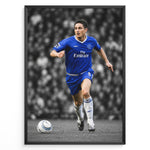 Ladda upp bild till gallerivisning, Frank Lampard i Chelsea FC-trøje løber med bolden på en fodboldbane. Motivet har en sort-hvid baggrund med fremhævede blå farver og er designet som en moderne Chelsea fodboldplakat.
