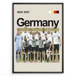 Ladda upp bild till gallerivisning, Holdfoto | Germany fodboldplakat 2024-2025 med spillere i hvid-sorte trøjer – stilrent design til alle Tyskland-fans.
