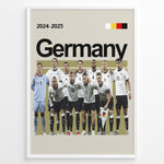 Ladda upp bild till gallerivisning, Holdfoto | Germany fodboldplakat 2024-2025 med spillere i hvid-sorte trøjer – stilrent design til alle Tyskland-fans.
