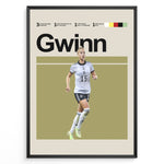 Ladda upp bild till gallerivisning, Giulia Gwinn Kvinde fodbold plakater | Tyskland landsholdstrøje i hvid og sort med fokuseret blik – perfekt til fans af kvindefodbold og Die Nationalelf
