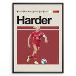 Ladda upp bild till gallerivisning, Pernille Harder Kvinde fodbold plakater | Danmark landsholdstrøje i rød med aktion og fokus – perfekt til fans af kvindefodbold og dansk landshold
