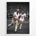 Ladda upp bild till gallerivisning, Harry Kane og Jude Bellingham plakat i Englands landsholdstrøjer med moderne sort-hvid baggrund
