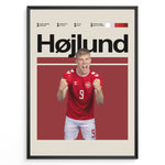 Ladda upp bild till gallerivisning, Rasmus Højlund fodbold plakat i Danmarks røde landsholdstrøje med kraftfuld jubelscene og moderne design
