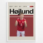 Ladda upp bild till gallerivisning, Rasmus Højlund fodbold plakat i Danmarks røde landsholdstrøje med kraftfuld jubelscene og moderne design
