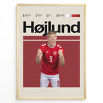 Ladda upp bild till gallerivisning, Rasmus Højlund fodbold plakat i Danmarks røde landsholdstrøje med kraftfuld jubelscene og moderne design
