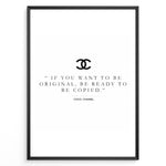 Ladda upp bild till gallerivisning, Fashion Plakat | Inspirational Coco Chanel Quote Wall Art Plakaty.dk | Black and white framed print with the quote “If you want to be original, be ready to be copied” by Coco Chanel, featuring the Chanel logo.
