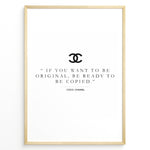 Ladda upp bild till gallerivisning, Fashion Plakat | Inspirational Coco Chanel Quote Wall Art Plakaty.dk | Black and white framed print with the quote “If you want to be original, be ready to be copied” by Coco Chanel, featuring the Chanel logo.
