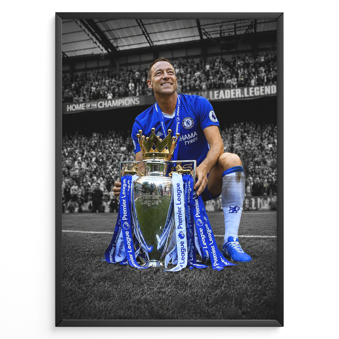 John Terry iført Chelsea-trøje med Premier League-trofæet foran Chelseas fans. Et ikonisk fodboldmotiv med fremhævede blå farver og sort-hvid baggrund.