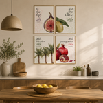 Ladda upp bild till gallerivisning, Kulturelt plakatsæt med figen, oliven, dadelpalmer og granatæble inspireret af Koranen i moderne botanisk design
