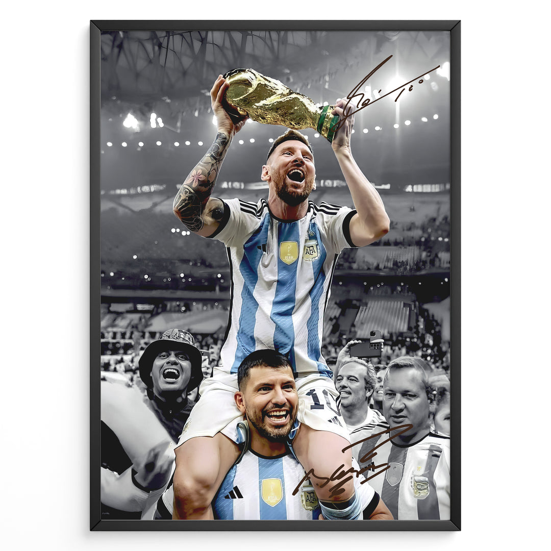 Lionel Messi fodbold plakat hvor han fejrer VM-sejr og løfter VM-trofæet i Argentinas blå og hvide landsholdstrøje.