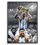 Ladda upp bild till gallerivisning, Lionel Messi fodbold plakat hvor han fejrer VM-sejr og løfter VM-trofæet i Argentinas blå og hvide landsholdstrøje.
