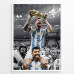 Ladda upp bild till gallerivisning, Lionel Messi fodbold plakat hvor han fejrer VM-sejr og løfter VM-trofæet i Argentinas blå og hvide landsholdstrøje.
