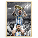 Ladda upp bild till gallerivisning, Lionel Messi fodbold plakat hvor han fejrer VM-sejr og løfter VM-trofæet i Argentinas blå og hvide landsholdstrøje.
