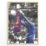 Ladda upp bild till gallerivisning, Plakat of Lionel Messi holding his Barcelona shirt after scoring against Real Madrid, with printed signature and black-and-white background.
