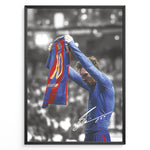 Ladda upp bild till gallerivisning, Plakat of Lionel Messi holding his Barcelona shirt after scoring against Real Madrid, with printed signature and black-and-white background.
