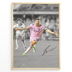 Ladda upp bild till gallerivisning, Plakat of Lionel Messi celebrating a goal in pink Inter Miami jersey, arms spread wide, with printed signature and black-and-white background.
