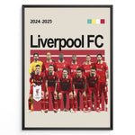 Ladda upp bild till gallerivisning, Holdfoto | Liverpool FC fodboldplakat 2024-2025 med røde spillertrøjer og ikonisk klubdesign – en stærk plakat til ægte fans.
