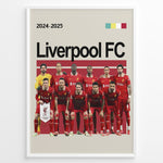 Ladda upp bild till gallerivisning, Holdfoto | Liverpool FC fodboldplakat 2024-2025 med røde spillertrøjer og ikonisk klubdesign – en stærk plakat til ægte fans.
