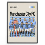 Ladda upp bild till gallerivisning, Manchester City FC holdfoto plakat | Spillerne står i lyseblå hjemmebanetrøjer 2024-2025 med intense udtryk og holdskjold.
