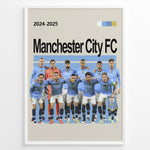 Ladda upp bild till gallerivisning, Manchester City FC holdfoto plakat | Spillerne står i lyseblå hjemmebanetrøjer 2024-2025 med intense udtryk og holdskjold.
