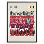 Ladda upp bild till gallerivisning, Manchester United FC holdfoto plakat | Spillerne i røde hjemmebanetrøjer 2024-2025 med holdskjold foran og fokuserede udtryk.

