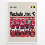 Ladda upp bild till gallerivisning, Manchester United FC holdfoto plakat | Spillerne i røde hjemmebanetrøjer 2024-2025 med holdskjold foran og fokuserede udtryk.
