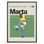 Ladda upp bild till gallerivisning, Marta Kvinde fodbold plakater | Brasilien landsholdstrøje i gul og blå med kraftfuldt spark – ikonisk motiv for fans af kvindefodbold
