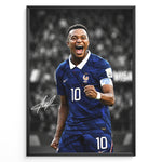 Ladda upp bild till gallerivisning, Kylian Mbappé plakat i Frankrigs landsholdstrøje med moderne sort-hvid baggrund og blå detaljer
