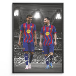Ladda upp bild till gallerivisning, Lionel Messi og Lamine Yamal fodbold plakat hvor de går side om side i FC Barcelonas hjemmebanetrøje under stadionlys.

