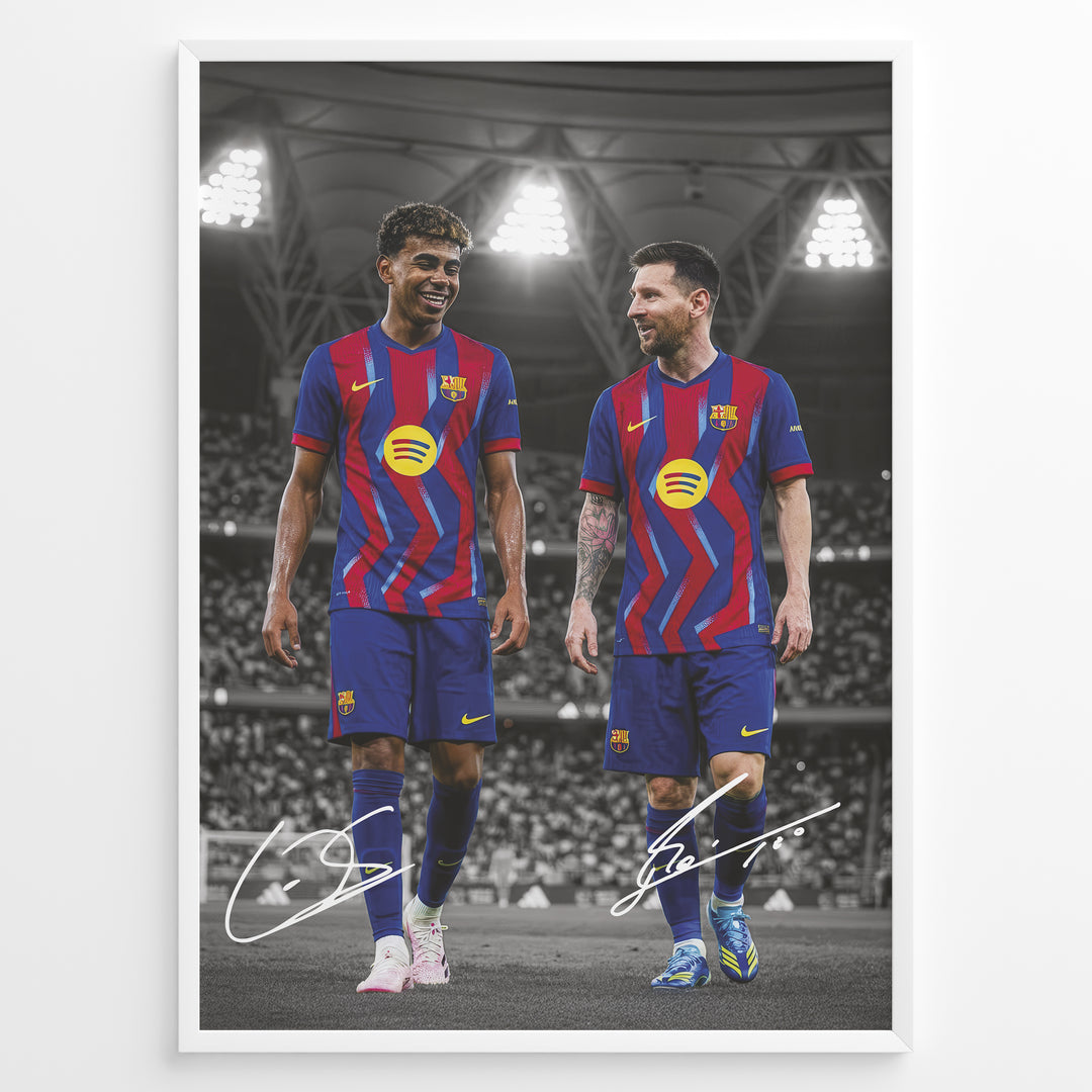 Lionel Messi og Lamine Yamal fodbold plakat hvor de går side om side i FC Barcelonas hjemmebanetrøje under stadionlys.