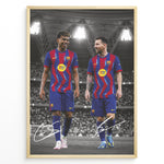 Ladda upp bild till gallerivisning, Lionel Messi og Lamine Yamal fodbold plakat hvor de går side om side i FC Barcelonas hjemmebanetrøje under stadionlys.
