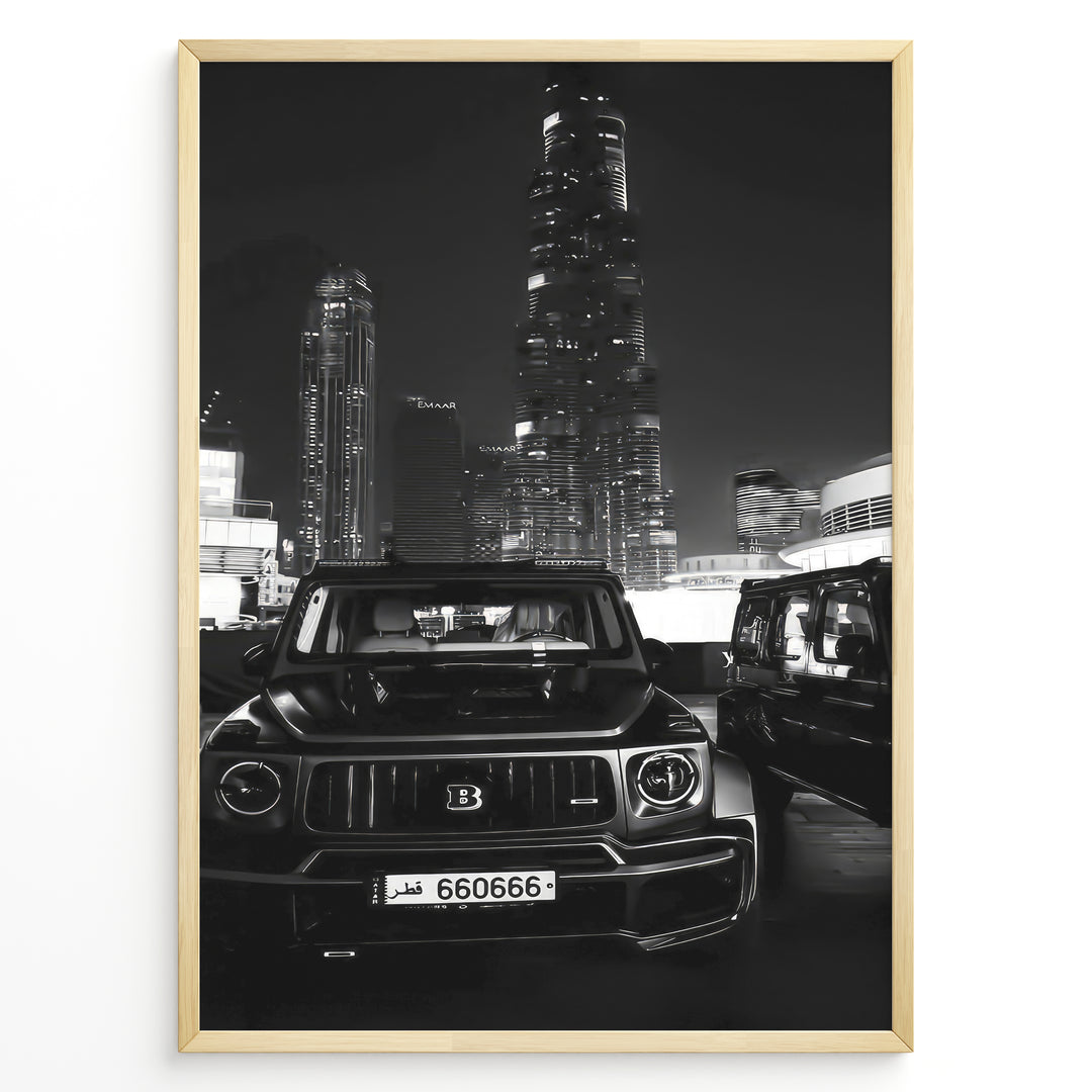 Fashion Plakat | Midnight Luxury – Brabus G-Wagon in Dubai Plakaty.dk | Black and white photo of a Brabus G-Wagon parked in front of the Dubai skyline at night, with skyscrapers like Burj Khalifa and EMAAR towers in the background.