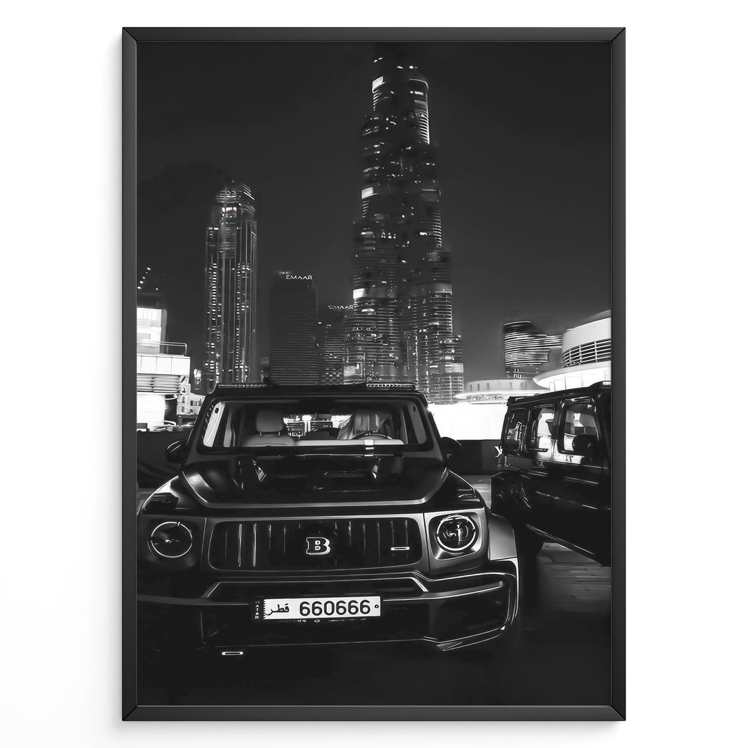 Fashion Plakat | Midnight Luxury – Brabus G-Wagon in Dubai Plakaty.dk | Black and white photo of a Brabus G-Wagon parked in front of the Dubai skyline at night, with skyscrapers like Burj Khalifa and EMAAR towers in the background.