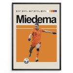 Ladda upp bild till gallerivisning, Vivianne Miedema Kvinde fodbold plakater | Holland landsholdstrøje i orange med fokus og boldkontrol – perfekt til fans af kvindefodbold og Oranje
