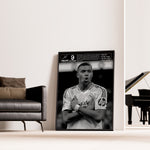 Ladda upp bild till gallerivisning, Kylian Mbappé Fodbold Plakat | Til Real Madrid Fans | Denne plakat viser Kylian Mbappé i en ikonisk Real Madrid trøje, klar til at score mål. Perfekt til fodboldfans og specielt Real Madrid entusiaster.
