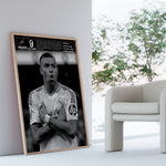 Ladda upp bild till gallerivisning, Kylian Mbappé Fodbold Plakat | Til Real Madrid Fans | Denne plakat viser Kylian Mbappé i en ikonisk Real Madrid trøje, klar til at score mål. Perfekt til fodboldfans og specielt Real Madrid entusiaster.

