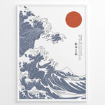 Ladda upp bild till gallerivisning, Japanske plakater | Minimalist poster of stylized ocean waves inspired by Hokusai&#39;s &quot;The Great Wave,&quot; with a red sun in the top right corner and Japanese characters on a white background.
