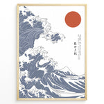 Ladda upp bild till gallerivisning, Japanske plakater | Minimalist poster of stylized ocean waves inspired by Hokusai&#39;s &quot;The Great Wave,&quot; with a red sun in the top right corner and Japanese characters on a white background.

