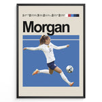 Ladda upp bild till gallerivisning, Alex Morgan plakat | USA landsholdstrøje i hvid og blå under kraftfuldt spark – ideel til fans af kvindefodbold og amerikansk sport
