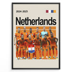 Ladda upp bild till gallerivisning, Netherlands holdfoto plakat | Hollandsk landshold 2024-2025 i orange hjemmebanetrøjer med holdskjold og stærke udtryk.
