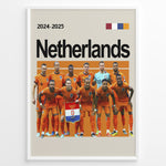 Ladda upp bild till gallerivisning, Netherlands holdfoto plakat | Hollandsk landshold 2024-2025 i orange hjemmebanetrøjer med holdskjold og stærke udtryk.
