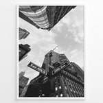 Ladda upp bild till gallerivisning, Fashion Plakat | New York City Street View – Fifth Avenue and East 40th Street in Black and White Plakaty.dk | Black and white photo of the Fifth Avenue and East 40th Street intersection in New York City with towering skyscrapers and a streetlamp
