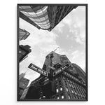 Ladda upp bild till gallerivisning, Fashion Plakat | New York City Street View – Fifth Avenue and East 40th Street in Black and White Plakaty.dk | Black and white photo of the Fifth Avenue and East 40th Street intersection in New York City with towering skyscrapers and a streetlamp
