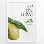 Ladda upp bild till gallerivisning, Oliven plakat med botanisk illustration og engelsk samt arabisk typografi inspireret af Koranens frugter
