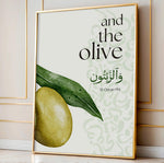 Ladda upp bild till gallerivisning, Oliven plakat med botanisk illustration og engelsk samt arabisk typografi inspireret af Koranens frugter
