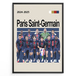 Ladda upp bild till gallerivisning, Paris Saint-Germain holdfoto plakat | PSG 2024-2025 i mørkeblå hjemmebanetrøjer med røde og hvide striber og spillere i klar formation.
