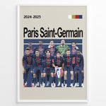 Ladda upp bild till gallerivisning, Paris Saint-Germain holdfoto plakat | PSG 2024-2025 i mørkeblå hjemmebanetrøjer med røde og hvide striber og spillere i klar formation.
