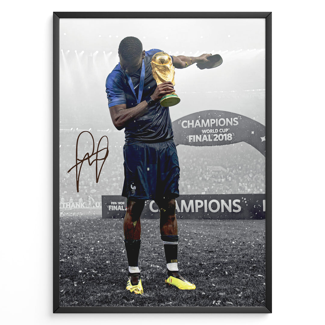 Paul Pogba fodbold plakat hvor han holder VM trofæet efter Frankrigs sejr ved verdensmesterskabet 2018.