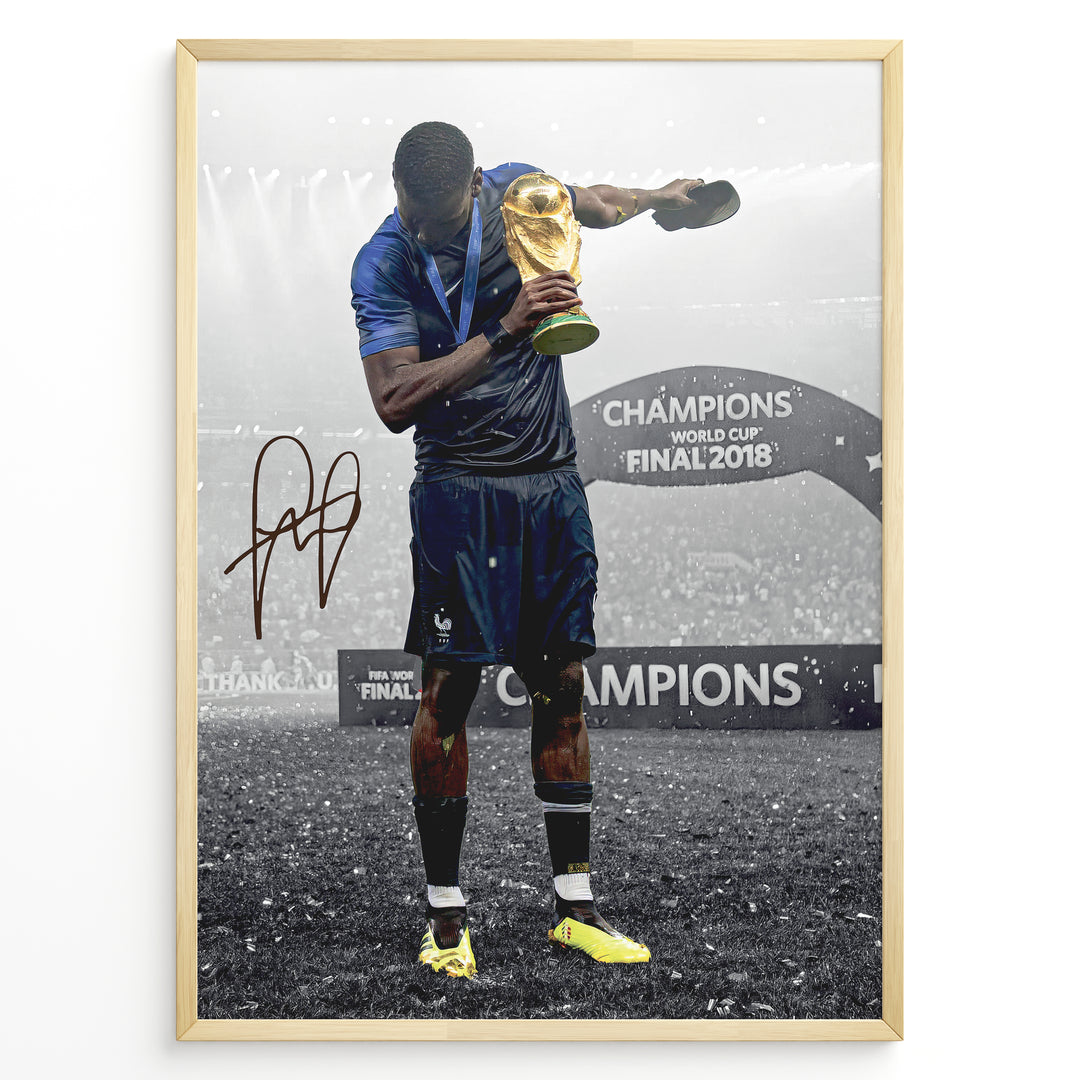 Paul Pogba fodbold plakat hvor han holder VM trofæet efter Frankrigs sejr ved verdensmesterskabet 2018.
